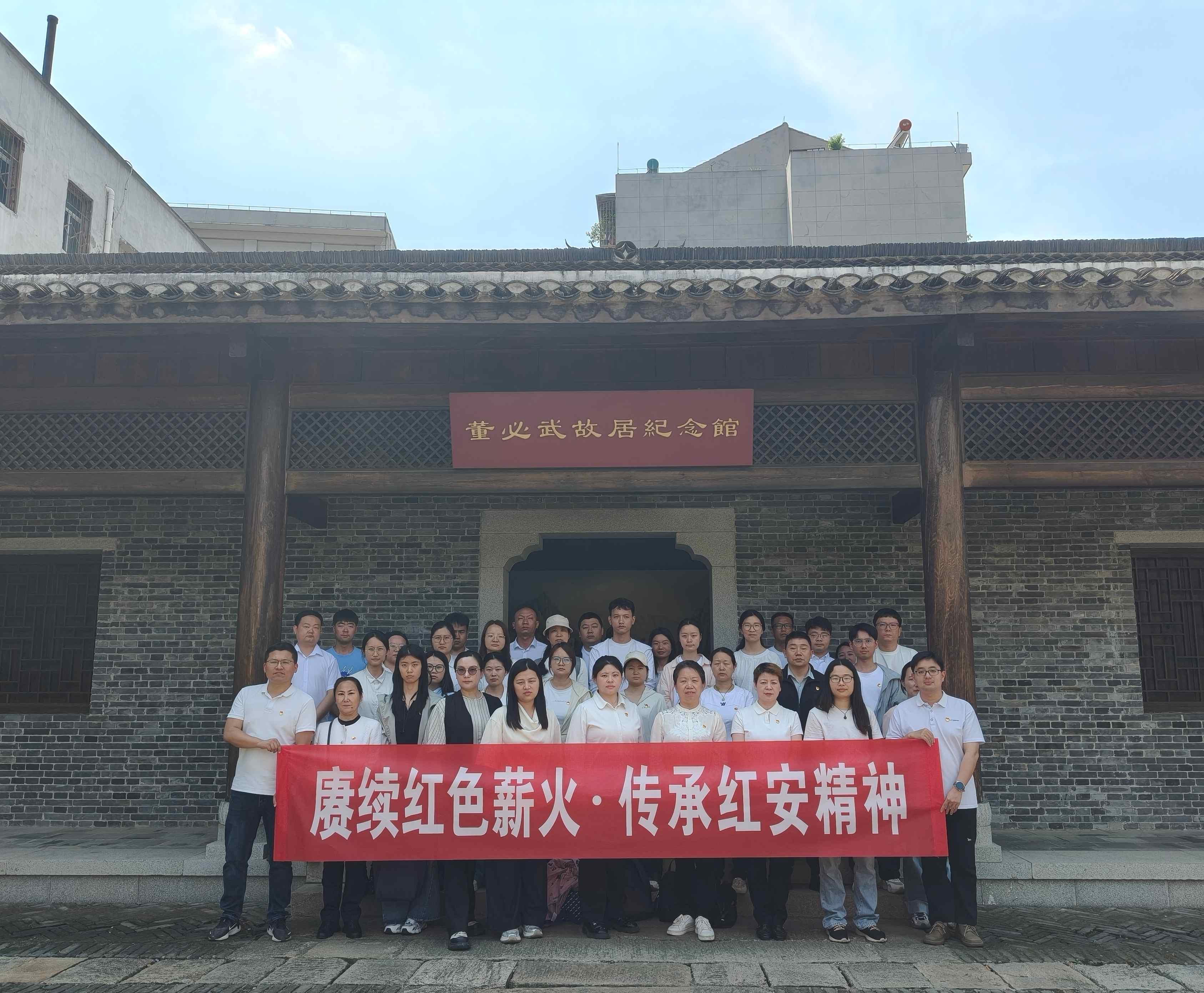 党建合活动合影.jpg